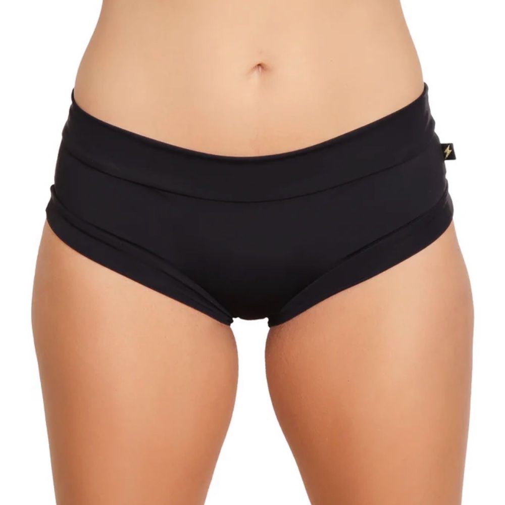 Cleo the Hurricane: Essential Hot Pant